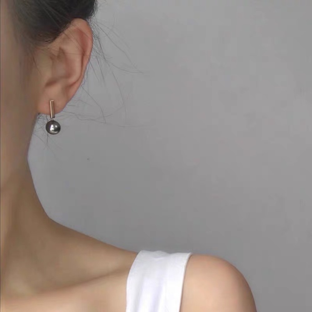 Minimalist Swarovski black pearl earrings